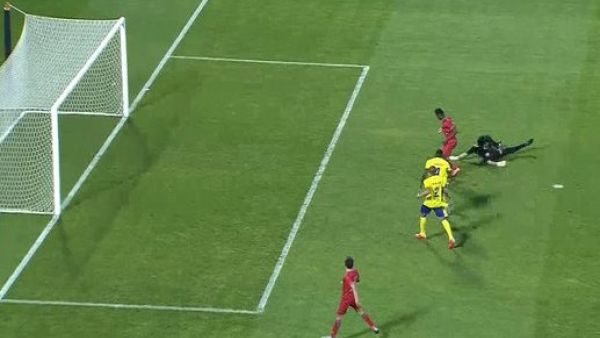 لحظة تسجيل الهدف الثالث