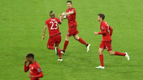 لاعبو بايرن يحتفلون بالهدف الثاني