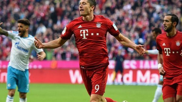 بايرن يتغلب على شالكه بفضل ليفاندوفسكي