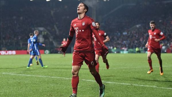 ليفاندوفسكي يحتفل بهدف له خلال المباراة (المصدر: جول)