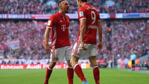 ليفاندوفسكي وريبيري يحتفلان بأحد الأهداف