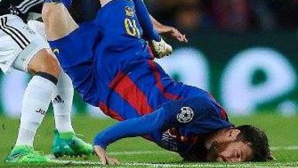 حادثة ارتطام وجه ميسي بالأرض