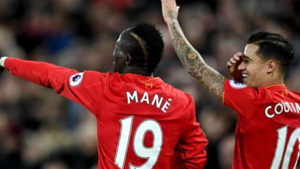 ماني يحتفل بهدفه رفقة زميله فيليب كوتينيو (يسار)