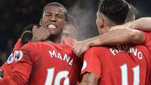 لاعبو ليفربول يحتفلون بهدف واينالدوم (يسار)