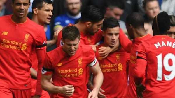 لاعبو ليفربول يحتفلون بهدف كوتينيو 