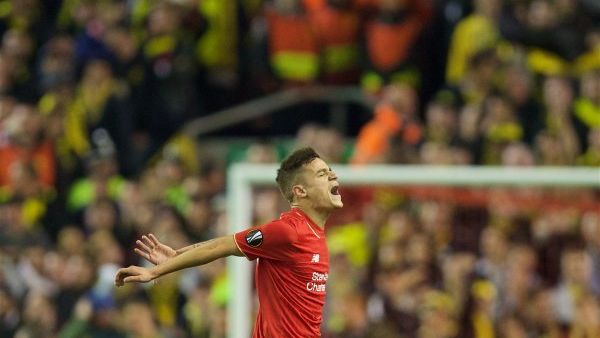 كوتينيو يحتفل بهدفه