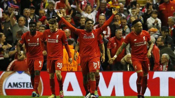 ستوريدج (وسط) يجتفل بهدفه