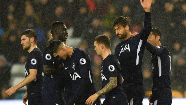 لاعبو توتنهام يحتفلون بهدف يورينتي (الثاني من اليمين)
