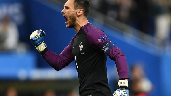 هوغو لوريس حارس مرمى فرنسا يحتفل بالهدف الأول