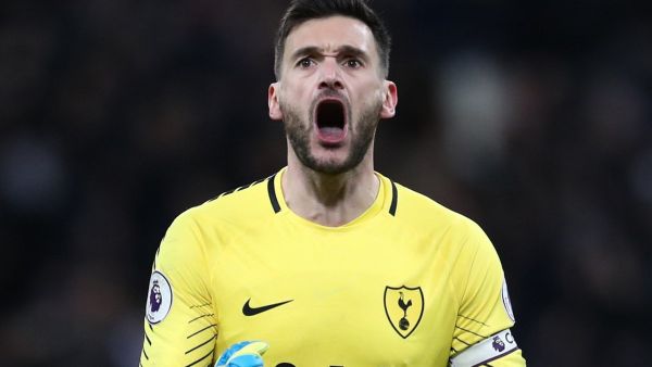 هوغو لوريس حارس مرمى توتنهام يحتفل بفوز فريقه