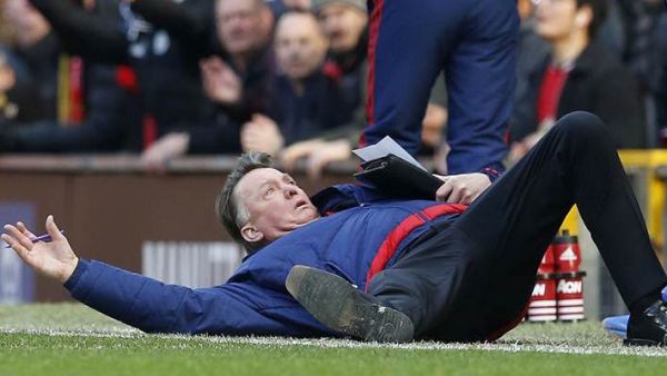 فان خال يسقط على الأرض لإيصال وجهة نظره للحكم الرابع