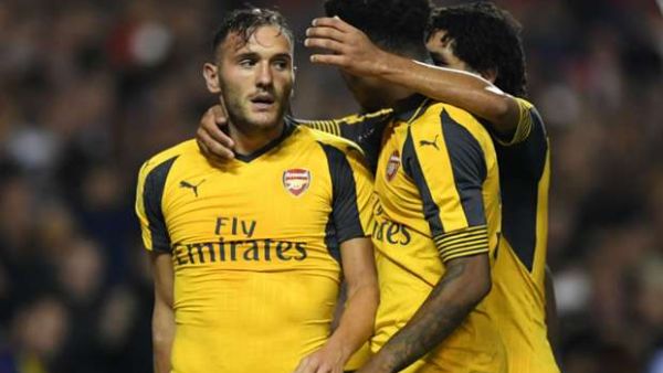 بيريز (يسار) يسجل مرتين ويساهم في فوز آرسنال الكبير