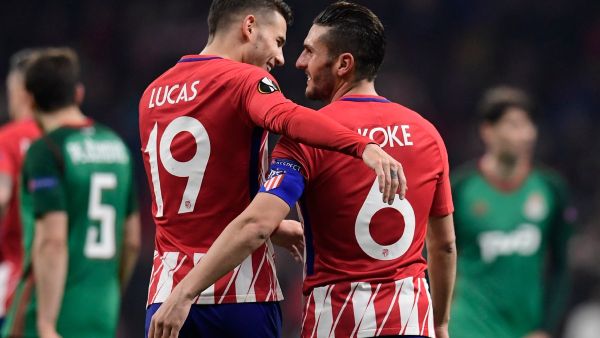 لوكاس هيرنانديز (يسار) يهنىء كوكي بهدفه