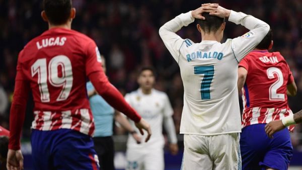 كريستيانو رونالدو (يمين) يتحسر على ضياع أحد الفرص