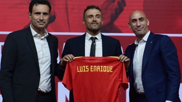 إنريكي (وسط) خلال تقديمه الرسمي مدرباً لمنتخب إسبانيا رفقة لويس روبياليس (يمين) وخوسيه فرانشيسكو مولينا