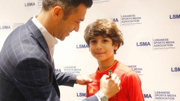 Garcia signs a young fan’s Liverpool jersey (Photo: dailystar.com.lb)