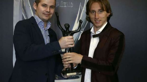 مودريتش (يمين) يستلم الجائزة