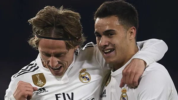مودريتش (يسار) يحتفل بهدفه