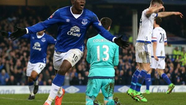 لوكاكو يحتفل وسط خيبة أمل لاعبي تشلسي