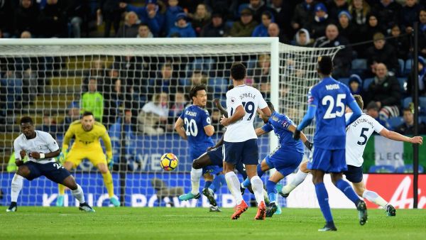 محرز (وسط) يسدد مسجلاً هدف ليستر الثاني