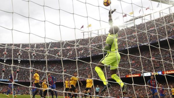 الحارس كاميني يتصدى لإحدى الفرص البرشلونية
