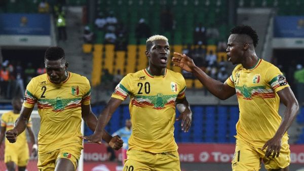 لاعبو مالي يحتفلون بهدفهم