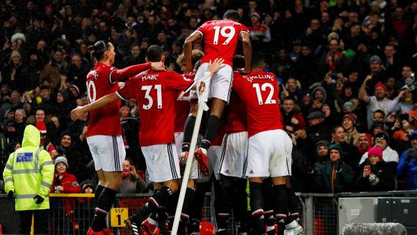 لاعبو يونايتد يحتفلون بالهدف