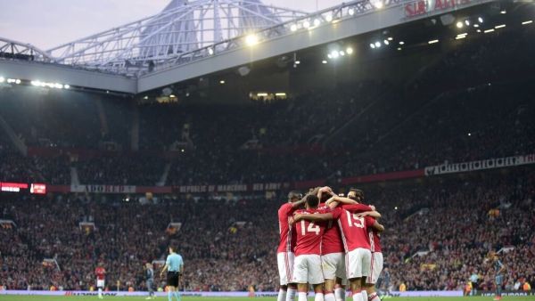 لاعبو يونايتد يحتفلون بالهدف