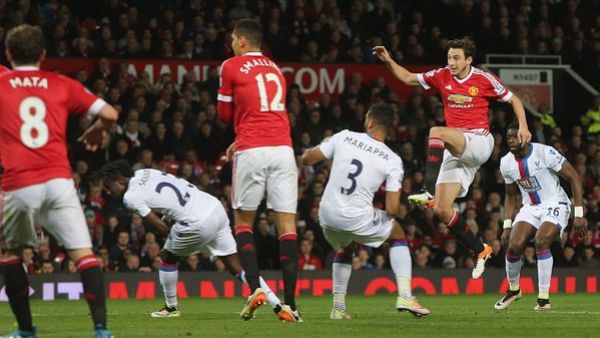 دارميان (الثاني من اليمين) يسدد مسجلاً هدف يونايتد الثاني