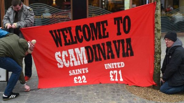 جانب من لافتات الاحتجاج تهزأ من أسعار التذاكر