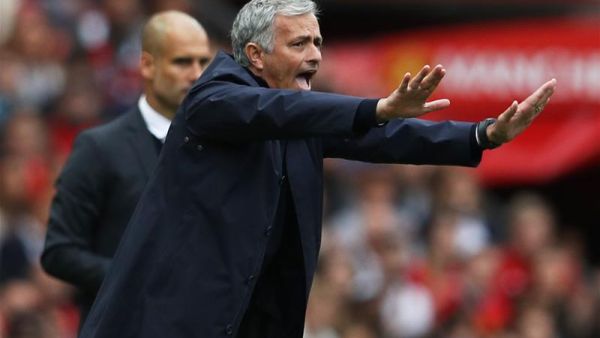 مورينيو خلال المباراة