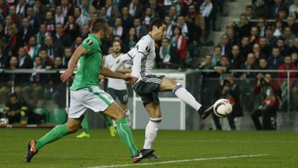 مخيتاريان (يمين) يسجل هدف يونايتد