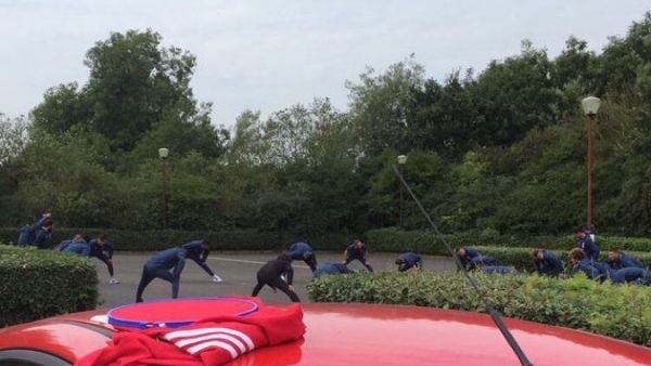 صورة تناقلتها وسائل الإعلام لإحماءات لاعبي مانشستر يونايتد في موقف للسيارات