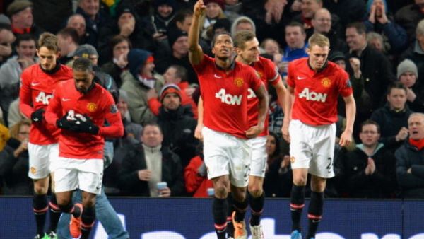 فالنسيا (وسط) يحتفل بالهدف الأول