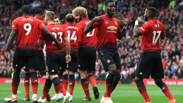 لاعبو مانشستر يحتفلون بالهدف لاعبو مانشستر يحتفلون بالهدف