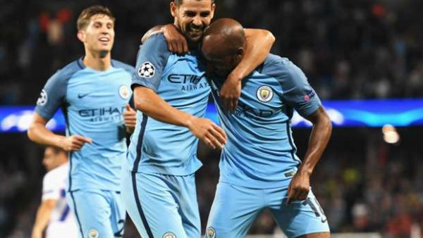 نوليتو (يسار) يحتفل بهدف زميله ديلف (يمين)