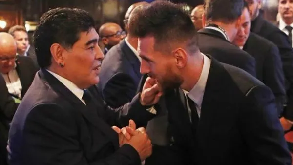 ميسي ومارادونا خلال حفل توزيع جوائز فيفا