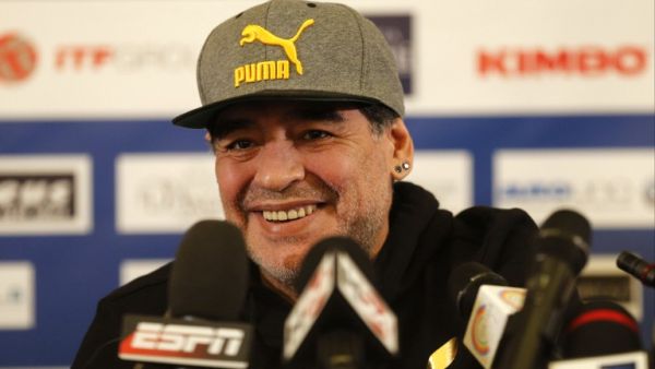 مارادونا خلال مؤتمر صحفي عقده في نابولي