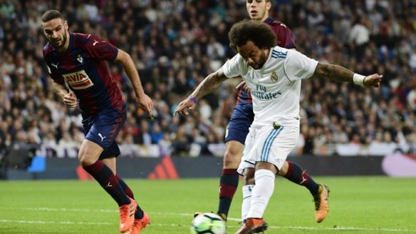 مارسيلو يسدد الكرة التي جاء منها الهدف الثالث