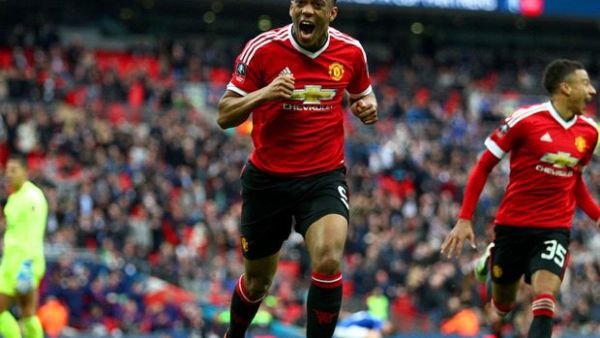 مارسيال يقود الشياطين الحمر للفوز