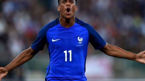 مارسيال يحتفل بهدفه