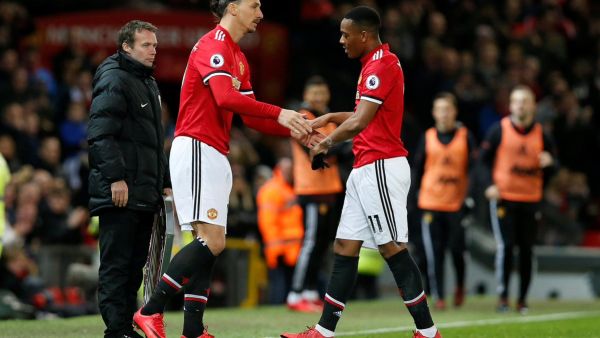 شهدت المواجهة عودة النجم زلاتان إبراهيموفيتش (يسار) الذي تعافى من إصابة خطيرة تعرض لها في الرباط الصليبي في أبريل الماضي