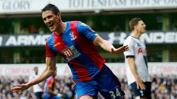 كيلي يحتفل بهدفه