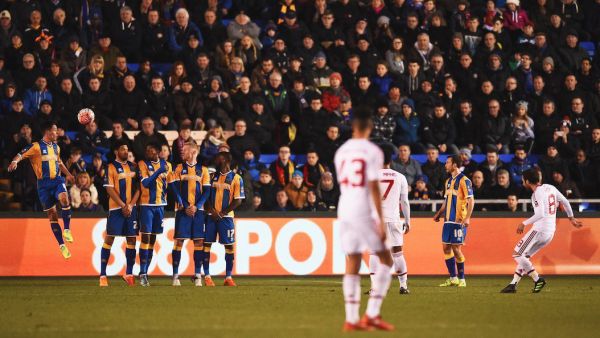 ماتا (يمين) يسجل هدف يونايتد الثاني