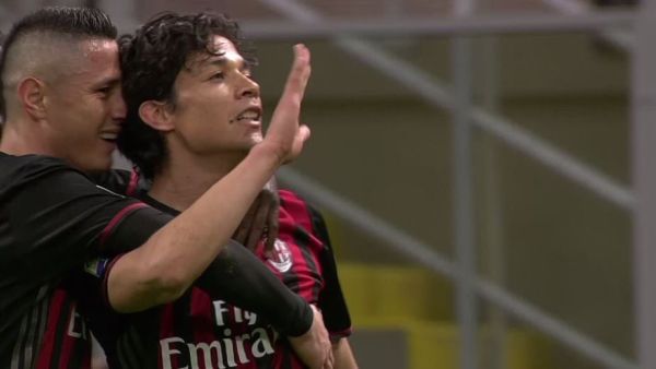 فيرنانديز يحتفل بهدفه (يمين)