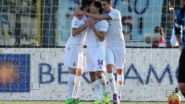 لاعبو فيورنتينا يحتفلون بالهدف الأول