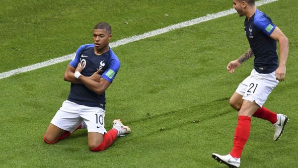 مبابي (يسار) يتألق ويقود فرنسا لفوز تاريخي