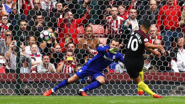 أغويرو يسجل هدف مانشستر سيتي الأول