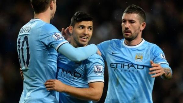 أليكساندر كولاروف (يمين) ودجيكو (يسار) يهنئان أغويرو العائد من الإصابة بهدفه