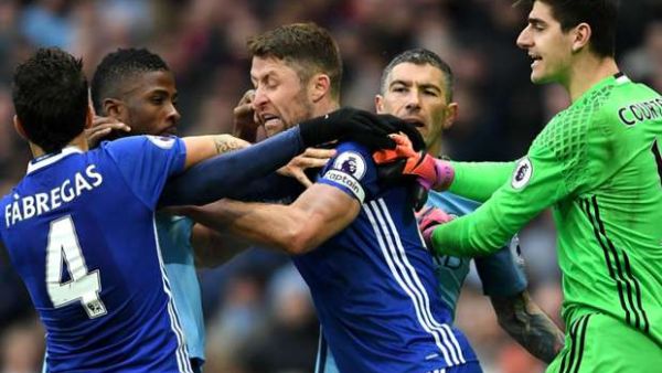 جانب من المشاحنة التي جرت بين لاعبي تشلسي ومانشستر سيتي